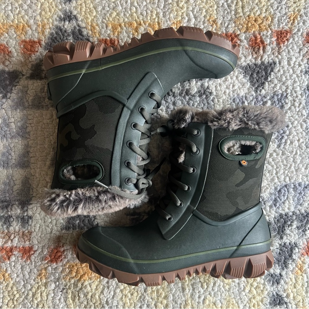 BOGS Women's Arcata Snow Boots in Dark Green 9